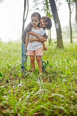 포토 JPG 주간 전신 서양인 외국인 나무 백인 해외기획촬영 공원 여자 남자 딸 아들 어린이 장난 안기 모션 남매 2014년태국 서기 미소 사람 잔디 야외 두명 앞모습 즐거움 어린이만 국내포토 자연요소 식물 공공시설 감정 뷰포인트 가족 표정 인종 파일형식