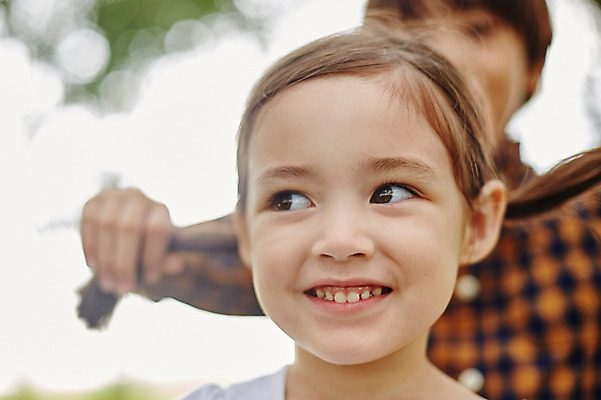 포토 JPG 주간 서양인 외국인 백인 해외기획촬영 공원 여자 남자 딸 아들 어린이 장난 모션 남매 2014년태국 서기 미소 사람 상반신 야외 두명 앞모습 즐거움 어린이만 국내포토 자연요소 공공시설 감정 뷰포인트 가족 표정 인종 파일형식