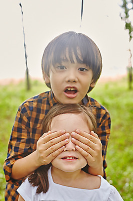 포토 JPG 주간 서양인 외국인 백인 해외기획촬영 공원 여자 남자 딸 아들 어린이 장난 모션 남매 2014년태국 서기 사람 손짓 상반신 야외 두명 앞모습 눈가림 즐거움 어린이만 국내포토 자연요소 공공시설 감정 뷰포인트 가족 인종 가림 파일형식