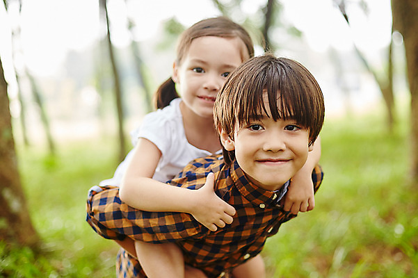포토 JPG 주간 서양인 외국인 백인 해외기획촬영 공원 여자 남자 딸 아들 어린이 장난 모션 남매 2014년태국 서기 미소 사람 상반신 야외 두명 앞모습 즐거움 업기 어린이만 국내포토 자연요소 공공시설 감정 뷰포인트 가족 표정 인종 파일형식