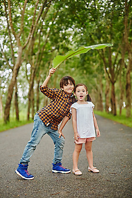포토 JPG 주간 전신 서양인 외국인 백인 해외기획촬영 공원 여자 남자 딸 아들 어린이 잎 장난 모션 남매 2014년태국 서기 미소 들기 사람 야외 두명 앞모습 즐거움 바나나잎 어린이만 국내포토 자연요소 식물 공공시설 감정 뷰포인트 가족 표정 인종 파일형식