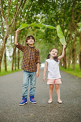 포토 JPG 주간 전신 서양인 외국인 백인 해외기획촬영 공원 여자 남자 딸 아들 어린이 잎 장난 모션 남매 2014년태국 서기 미소 들기 사람 야외 두명 앞모습 즐거움 바나나잎 어린이만 국내포토 자연요소 식물 공공시설 감정 뷰포인트 가족 표정 인종 파일형식