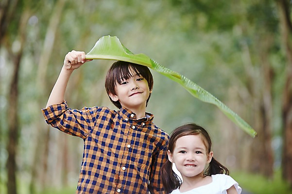 포토 JPG 주간 서양인 외국인 백인 해외기획촬영 공원 여자 남자 딸 아들 어린이 잎 모션 남매 2014년태국 서기 미소 들기 사람 상반신 야외 두명 앞모습 즐거움 바나나잎 어린이만 국내포토 자연요소 식물 공공시설 감정 뷰포인트 가족 표정 인종 파일형식
