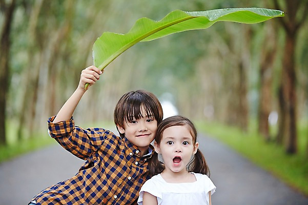 포토 JPG 주간 서양인 외국인 백인 해외기획촬영 공원 여자 남자 딸 아들 어린이 장난 모션 남매 2014년태국 서기 미소 들기 사람 상반신 야외 두명 앞모습 즐거움 바나나잎 어린이만 국내포토 자연요소 공공시설 감정 뷰포인트 잎 가족 표정 인종 파일형식