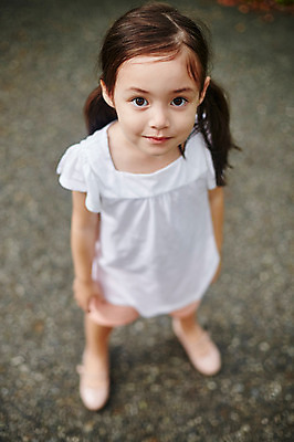 포토 JPG 주간 전신 서양인 외국인 해외기획촬영 공원 여자 딸 어린이 모션 2014년태국 한명 서기 미소 사람 야외 앞모습 즐거움 어린이만 소녀만 소녀한명만 국내포토 자연요소 1 공공시설 감정 뷰포인트 가족 표정 인종 여자만 여자한명만 파일형식