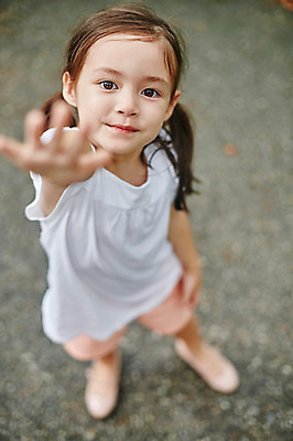 포토 JPG 주간 전신 서양인 외국인 해외기획촬영 공원 여자 딸 어린이 모션 2014년태국 한명 서기 미소 사람 손짓 야외 앞모습 즐거움 손뻗기 어린이만 소녀만 소녀한명만 국내포토 자연요소 1 공공시설 감정 뷰포인트 가족 표정 인종 여자만 여자한명만 파일형식