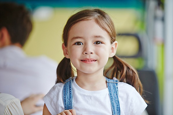 포토 JPG 주간 서양인 외국인 해외기획촬영 공원 여자 딸 어린이 모션 2014년태국 한명 서기 미소 사람 상반신 야외 앞모습 즐거움 어린이만 소녀만 소녀한명만 국내포토 자연요소 1 공공시설 감정 뷰포인트 가족 표정 인종 여자만 여자한명만 파일형식