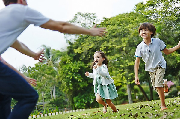 포토 JPG 주간 전신 서양인 외국인 나무 백인 해외기획촬영 공원 여자 남자 딸 아들 어린이 가족 모션 휴식 2014년태국 웃음 사람 잔디 성인 야외 앞모습 옆모습 세명 30대 달리기 화목 산책 아빠 즐거움 손뻗기 국내포토 자연요소 식물 공공시설 감정 뷰포인트 컨셉 관계 표정 인종 장년 파일형식