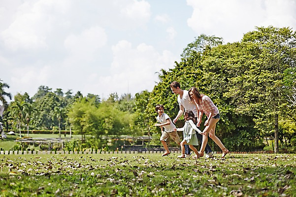 포토 JPG 주간 전신 서양인 외국인 나무 백인 해외기획촬영 공원 여자 남자 딸 아들 어린이 가족 모션 엄마 휴식 2014년태국 웃음 사람 잔디 여러명 성인 야외 옆모습 30대 달리기 화목 산책 아빠 즐거움 국내포토 자연요소 식물 공공시설 감정 뷰포인트 다수 컨셉 관계 표정 인종 장년 파일형식