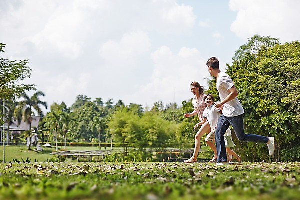 포토 JPG 주간 전신 서양인 외국인 나무 백인 해외기획촬영 공원 여자 남자 딸 아들 어린이 가족 모션 하늘 엄마 휴식 2014년태국 웃음 사람 잔디 여러명 성인 야외 옆모습 30대 달리기 화목 산책 아빠 즐거움 국내포토 자연요소 식물 공공시설 감정 뷰포인트 다수 컨셉 관계 표정 인종 장년 파일형식