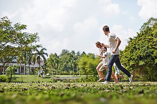 포토 JPG 주간 전신 서양인 외국인 나무 백인 해외기획촬영 공원 여자 남자 딸 아들 어린이 가족 모션 하늘 엄마 휴식 2014년태국 웃음 사람 잔디 여러명 성인 야외 옆모습 30대 달리기 화목 산책 아빠 즐거움 국내포토 자연요소 식물 공공시설 감정 뷰포인트 다수 컨셉 관계 표정 인종 장년 파일형식