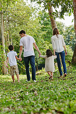 포토 JPG 주간 전신 서양인 외국인 나무 백인 해외기획촬영 공원 여자 남자 딸 아들 어린이 가족 모션 엄마 휴식 2014년태국 사람 잔디 여러명 성인 야외 뒷모습 30대 걷기 손잡기 화목 산책 아빠 즐거움 국내포토 자연요소 식물 공공시설 감정 뷰포인트 다수 컨셉 관계 인종 장년 파일형식