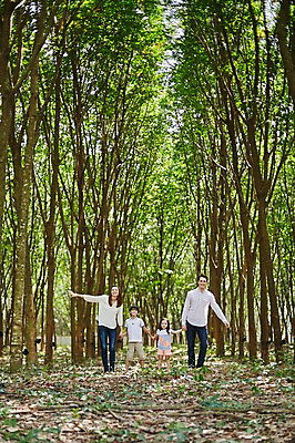 포토 JPG 주간 전신 서양인 외국인 나무 백인 해외기획촬영 공원 여자 남자 딸 아들 어린이 가족 모션 엄마 휴식 2014년태국 서기 웃음 사람 여러명 성인 야외 앞모습 30대 손잡기 화목 산책 아빠 즐거움 손뻗기 국내포토 자연요소 식물 공공시설 감정 뷰포인트 다수 컨셉 관계 표정 인종 장년 파일형식