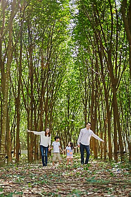 포토 JPG 주간 전신 서양인 외국인 나무 백인 해외기획촬영 공원 여자 남자 딸 아들 어린이 가족 모션 엄마 휴식 2014년태국 서기 웃음 사람 손짓 여러명 성인 야외 앞모습 30대 손잡기 화목 산책 아빠 숲 즐거움 손뻗기 국내포토 자연요소 식물 공공시설 감정 뷰포인트 다수 컨셉 관계 표정 인종 장년 파일형식