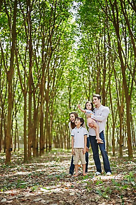 포토 JPG 주간 전신 서양인 외국인 나무 백인 해외기획촬영 응시 공원 여자 남자 딸 아들 어린이 가족 안기 모션 엄마 휴식 2014년태국 서기 웃음 사람 손짓 여러명 성인 야외 앞모습 30대 화목 산책 아빠 즐거움 국내포토 자연요소 식물 시선 공공시설 감정 뷰포인트 다수 컨셉 관계 표정 인종 장년 파일형식