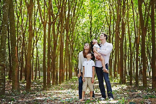 포토 JPG 주간 전신 서양인 외국인 나무 백인 해외기획촬영 응시 공원 여자 남자 딸 아들 어린이 가족 안기 모션 엄마 휴식 2014년태국 서기 웃음 사람 여러명 성인 야외 앞모습 30대 화목 산책 올려보기 아빠 즐거움 국내포토 자연요소 식물 시선 공공시설 감정 뷰포인트 다수 컨셉 관계 표정 인종 장년 파일형식