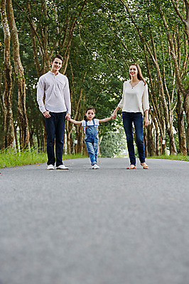 포토 JPG 주간 전신 서양인 외국인 나무 백인 해외기획촬영 공원 여자 남자 딸 어린이 가족 모션 엄마 휴식 2014년태국 웃음 사람 성인 야외 앞모습 세명 30대 걷기 손잡기 화목 산책 아빠 즐거움 국내포토 자연요소 식물 공공시설 감정 뷰포인트 컨셉 관계 표정 인종 장년 파일형식
