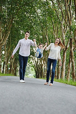 포토 JPG 주간 서양인 외국인 나무 백인 해외기획촬영 공원 여자 남자 딸 어린이 가족 모션 엄마 휴식 2014년태국 웃음 사람 성인 야외 앞모습 세명 30대 걷기 손잡기 화목 산책 아빠 즐거움 들어올리기 국내포토 자연요소 식물 공공시설 감정 뷰포인트 컨셉 관계 표정 인종 장년 파일형식