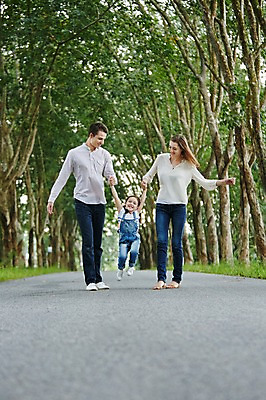 포토 JPG 주간 전신 서양인 외국인 나무 백인 해외기획촬영 공원 여자 남자 딸 어린이 가족 모션 엄마 휴식 2014년태국 웃음 사람 성인 야외 앞모습 세명 30대 걷기 손잡기 화목 산책 아빠 즐거움 국내포토 자연요소 식물 공공시설 감정 뷰포인트 컨셉 관계 표정 인종 장년 파일형식