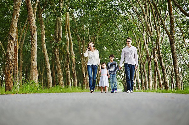 포토 JPG 주간 전신 서양인 외국인 나무 백인 해외기획촬영 공원 여자 남자 딸 아들 어린이 가족 모션 엄마 휴식 2014년태국 웃음 사람 여러명 성인 야외 앞모습 30대 걷기 손잡기 화목 산책 아빠 즐거움 국내포토 자연요소 식물 공공시설 감정 뷰포인트 다수 컨셉 관계 표정 인종 장년 파일형식