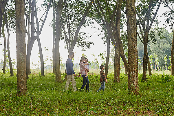 포토 JPG 주간 전신 서양인 외국인 나무 백인 해외기획촬영 공원 여자 남자 딸 아들 어린이 가족 안기 모션 엄마 휴식 2014년태국 사람 잔디 여러명 성인 야외 옆모습 30대 걷기 화목 산책 아빠 즐거움 국내포토 자연요소 식물 공공시설 감정 뷰포인트 다수 컨셉 관계 인종 장년 파일형식
