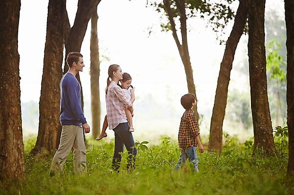 포토 JPG 주간 전신 서양인 외국인 나무 백인 해외기획촬영 공원 여자 남자 딸 아들 어린이 가족 안기 모션 엄마 휴식 2014년태국 사람 잔디 여러명 성인 야외 옆모습 30대 걷기 화목 산책 아빠 즐거움 국내포토 자연요소 식물 공공시설 감정 뷰포인트 다수 컨셉 관계 인종 장년 파일형식
