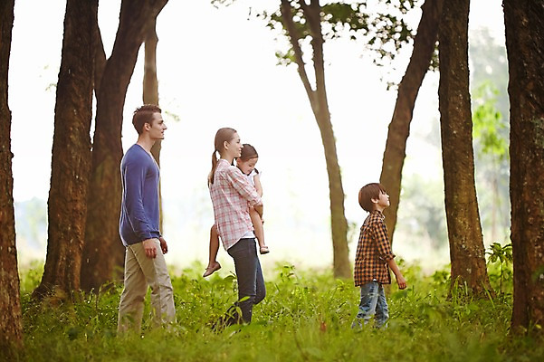 포토 JPG 주간 전신 서양인 외국인 나무 백인 해외기획촬영 공원 여자 남자 딸 아들 어린이 가족 안기 모션 엄마 휴식 2014년태국 사람 잔디 여러명 성인 야외 옆모습 30대 햇빛 걷기 화목 산책 아빠 즐거움 국내포토 자연요소 식물 공공시설 감정 뷰포인트 다수 컨셉 관계 인종 장년 태양 파일형식