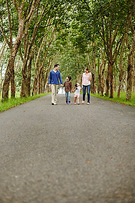 포토 JPG 주간 전신 서양인 외국인 나무 백인 해외기획촬영 공원 여자 남자 딸 아들 어린이 가족 모션 엄마 휴식 2014년태국 사람 여러명 성인 야외 앞모습 30대 걷기 손잡기 화목 산책 아빠 즐거움 국내포토 자연요소 식물 공공시설 감정 뷰포인트 다수 컨셉 관계 인종 장년 파일형식