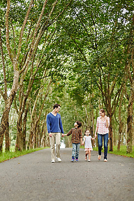포토 JPG 주간 전신 서양인 외국인 나무 백인 해외기획촬영 공원 여자 남자 딸 아들 어린이 가족 모션 엄마 휴식 2014년태국 사람 여러명 성인 야외 앞모습 30대 걷기 손잡기 화목 산책 아빠 즐거움 국내포토 자연요소 식물 공공시설 감정 뷰포인트 다수 컨셉 관계 인종 장년 파일형식