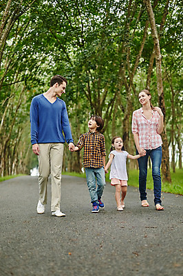 포토 JPG 주간 전신 서양인 외국인 나무 백인 해외기획촬영 공원 여자 남자 딸 아들 어린이 가족 모션 엄마 휴식 2014년태국 미소 사람 여러명 성인 야외 앞모습 30대 걷기 손잡기 화목 산책 아빠 즐거움 국내포토 자연요소 식물 공공시설 감정 뷰포인트 다수 컨셉 관계 표정 인종 장년 파일형식