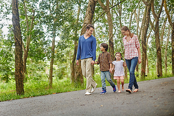 포토 JPG 주간 전신 서양인 외국인 나무 백인 해외기획촬영 공원 여자 남자 딸 아들 어린이 가족 모션 엄마 휴식 2014년태국 사람 여러명 성인 야외 앞모습 30대 걷기 손잡기 화목 산책 아빠 즐거움 국내포토 자연요소 식물 공공시설 감정 뷰포인트 다수 컨셉 관계 인종 장년 파일형식