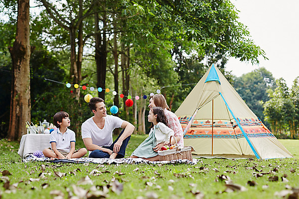 포토 JPG 주간 전신 서양인 외국인 나무 백인 해외기획촬영 공원 여자 남자 딸 아들 어린이 가족 모션 엄마 텐트 2014년태국 웃음 사람 앉기 잔디 여러명 성인 야외 앞모습 옆모습 30대 화목 캠핑 아빠 즐거움 돗자리 가랜드 국내포토 자연요소 식물 공공시설 감정 뷰포인트 다수 컨셉 관계 레저 표정 캠핑도구 인종 장년 파티용품 파일형식