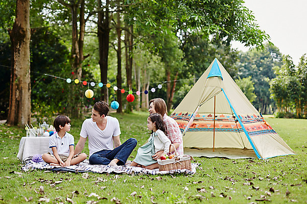 포토 JPG 주간 전신 서양인 외국인 나무 백인 해외기획촬영 공원 여자 남자 딸 아들 어린이 가족 모션 엄마 텐트 2014년태국 웃음 사람 앉기 잔디 여러명 성인 야외 앞모습 옆모습 30대 화목 캠핑 아빠 즐거움 돗자리 과일바구니 가랜드 국내포토 자연요소 식물 공공시설 감정 뷰포인트 다수 컨셉 과일 관계 레저 표정 캠핑도구 인종 장년 바구니 파티용품 파일형식