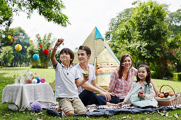 포토 JPG 주간 전신 서양인 외국인 백인 해외기획촬영 공원 여자 남자 딸 아들 어린이 가족 모션 탁자 엄마 텐트 2014년태국 웃음 들기 사람 앉기 여러명 성인 야외 앞모습 30대 화목 캠핑 아빠 비눗방울 즐거움 돗자리 과일바구니 가랜드 국내포토 자연요소 공공시설 감정 뷰포인트 가구 다수 컨셉 과일 관계 레저 표정 캠핑도구 인종 장년 바구니 파티용품 파일형식