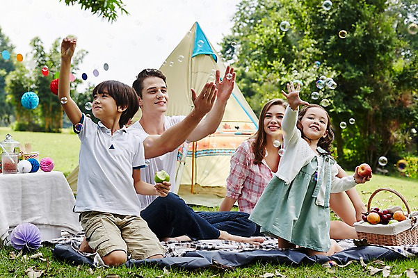 포토 JPG 주간 전신 서양인 외국인 나무 백인 해외기획촬영 공원 여자 남자 딸 아들 어린이 가족 모션 탁자 엄마 텐트 2014년태국 웃음 들기 사람 앉기 잔디 여러명 성인 야외 앞모습 30대 화목 캠핑 아빠 비눗방울 즐거움 돗자리 과일바구니 가랜드 국내포토 자연요소 식물 공공시설 감정 뷰포인트 가구 다수 컨셉 과일 관계 레저 표정 캠핑도구 인종 장년 바구니 파티용품 파일형식