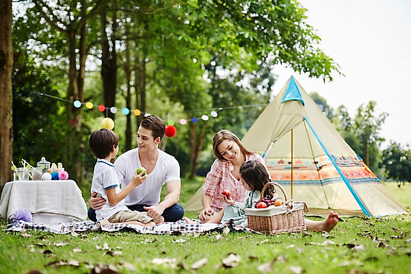 포토 JPG 주간 전신 서양인 외국인 나무 백인 해외기획촬영 공원 여자 남자 딸 아들 어린이 과일 가족 모션 탁자 엄마 텐트 2014년태국 웃음 들기 사람 앉기 여러명 성인 야외 30대 마주보기 화목 캠핑 아빠 즐거움 돗자리 과일바구니 가랜드 국내포토 자연요소 식물 공공시설 감정 가구 다수 컨셉 관계 레저 표정 캠핑도구 인종 장년 바구니 파티용품 파일형식
