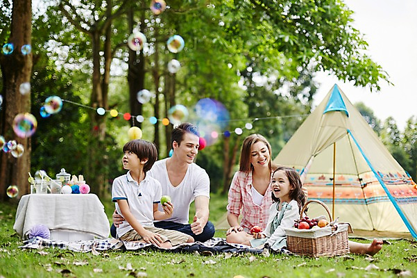 포토 JPG 주간 전신 서양인 외국인 백인 해외기획촬영 공원 여자 남자 딸 아들 어린이 과일 가족 모션 탁자 엄마 텐트 2014년태국 미소 들기 사람 앉기 잔디 여러명 성인 야외 앞모습 30대 화목 캠핑 아빠 비눗방울 즐거움 돗자리 과일바구니 가랜드 국내포토 자연요소 식물 공공시설 감정 뷰포인트 가구 다수 컨셉 관계 레저 표정 캠핑도구 인종 장년 바구니 파티용품 파일형식