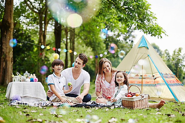 포토 JPG 주간 전신 서양인 외국인 백인 해외기획촬영 공원 여자 남자 딸 아들 어린이 과일 가족 모션 탁자 엄마 텐트 2014년태국 웃음 들기 사람 앉기 잔디 여러명 성인 야외 앞모습 30대 화목 캠핑 아빠 비눗방울 즐거움 돗자리 과일바구니 가랜드 국내포토 자연요소 식물 공공시설 감정 뷰포인트 가구 다수 컨셉 관계 레저 표정 캠핑도구 인종 장년 바구니 파티용품 파일형식