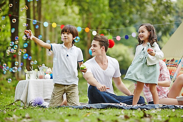 포토 JPG 주간 전신 서양인 외국인 나무 백인 해외기획촬영 공원 여자 남자 딸 아들 어린이 과일 가족 모션 엄마 텐트 2014년태국 웃음 들기 사람 앉기 잔디 여러명 성인 야외 앞모습 30대 화목 캠핑 아빠 비눗방울 즐거움 돗자리 가랜드 국내포토 자연요소 식물 공공시설 감정 뷰포인트 다수 컨셉 관계 레저 표정 캠핑도구 인종 장년 파티용품 파일형식