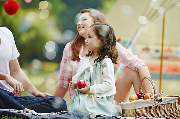 포토 JPG 주간 서양인 외국인 백인 해외기획촬영 응시 공원 여자 딸 어린이 과일 가족 모션 엄마 텐트 2014년태국 미소 들기 사람 앉기 상반신 성인 야외 옆모습 세명 30대 화목 캠핑 아빠 즐거움 과일바구니 여자만 국내포토 자연요소 시선 공공시설 감정 뷰포인트 컨셉 관계 레저 표정 캠핑도구 인종 장년 바구니 파일형식