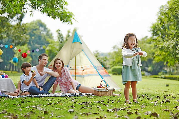 포토 JPG 주간 전신 서양인 외국인 백인 해외기획촬영 공원 여자 남자 딸 아들 어린이 가족 모션 엄마 텐트 2014년태국 서기 웃음 사람 앉기 잔디 여러명 성인 야외 앞모습 30대 화목 캠핑 아빠 즐거움 돗자리 과일바구니 가랜드 국내포토 자연요소 식물 공공시설 감정 뷰포인트 다수 컨셉 과일 관계 레저 표정 캠핑도구 인종 장년 바구니 파티용품 파일형식