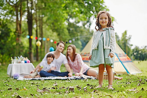 포토 JPG 주간 전신 서양인 외국인 백인 해외기획촬영 공원 여자 남자 딸 아들 어린이 가족 모션 엄마 텐트 2014년태국 서기 미소 사람 앉기 잔디 여러명 성인 야외 앞모습 아웃포커스 30대 화목 캠핑 아빠 즐거움 돗자리 가랜드 국내포토 자연요소 식물 공공시설 감정 뷰포인트 다수 컨셉 관계 레저 촬영기법 표정 캠핑도구 인종 장년 파티용품 파일형식