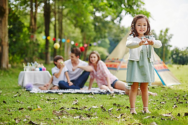 포토 JPG 주간 전신 서양인 외국인 백인 해외기획촬영 공원 여자 남자 딸 아들 어린이 가족 모션 엄마 텐트 2014년태국 서기 미소 사람 앉기 손짓 잔디 여러명 성인 야외 앞모습 30대 화목 캠핑 하트 아빠 즐거움 돗자리 가랜드 국내포토 자연요소 모양 식물 공공시설 감정 뷰포인트 다수 컨셉 관계 레저 표정 캠핑도구 인종 장년 파티용품 파일형식