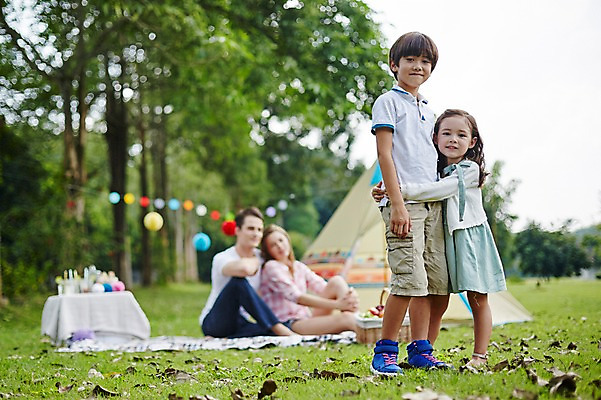 포토 JPG 주간 전신 서양인 외국인 나무 백인 해외기획촬영 공원 여자 남자 딸 아들 어린이 가족 안기 모션 엄마 텐트 2014년태국 서기 미소 사람 앉기 잔디 여러명 성인 야외 앞모습 30대 화목 캠핑 아빠 즐거움 돗자리 가랜드 국내포토 자연요소 식물 공공시설 감정 뷰포인트 다수 컨셉 관계 레저 표정 캠핑도구 인종 장년 파티용품 파일형식