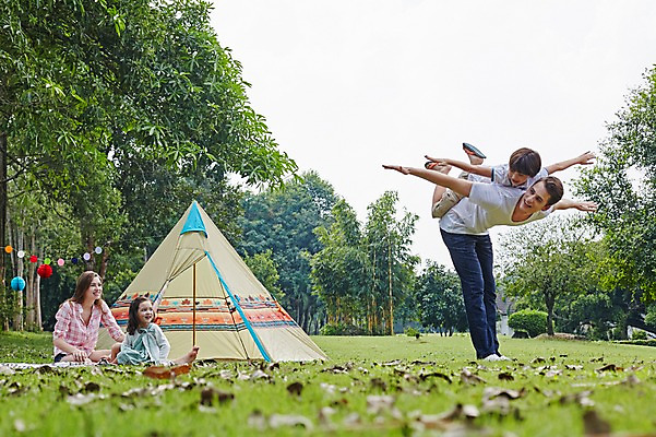 포토 JPG 주간 전신 서양인 외국인 나무 백인 해외기획촬영 공원 여자 남자 딸 아들 어린이 장난 가족 모션 엄마 팔벌리기 텐트 2014년태국 서기 웃음 사람 앉기 잔디 여러명 성인 야외 앞모습 30대 화목 캠핑 아빠 즐거움 업기 가랜드 국내포토 자연요소 식물 공공시설 감정 뷰포인트 다수 컨셉 관계 레저 표정 캠핑도구 인종 장년 파티용품 파일형식