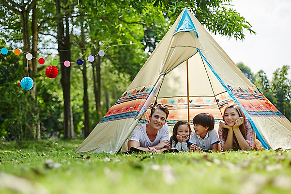 포토 JPG 주간 서양인 외국인 나무 백인 해외기획촬영 공원 여자 남자 딸 아들 어린이 엎드리기 가족 모션 엄마 텐트 2014년태국 미소 사람 잔디 여러명 상반신 성인 야외 앞모습 30대 턱괴기 화목 캠핑 아빠 즐거움 가랜드 국내포토 자연요소 식물 공공시설 감정 뷰포인트 다수 컨셉 관계 레저 표정 캠핑도구 인종 장년 파티용품 파일형식