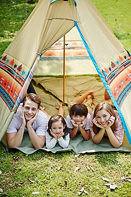 포토 JPG 주간 전신 서양인 외국인 백인 해외기획촬영 공원 여자 남자 딸 아들 어린이 엎드리기 가족 모션 엄마 텐트 2014년태국 미소 사람 잔디 여러명 성인 야외 앞모습 30대 턱괴기 화목 캠핑 아빠 즐거움 국내포토 자연요소 식물 공공시설 감정 뷰포인트 다수 컨셉 관계 레저 표정 캠핑도구 인종 장년 파일형식