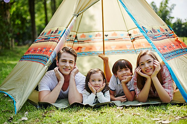 포토 JPG 주간 서양인 외국인 백인 해외기획촬영 공원 여자 남자 딸 아들 어린이 엎드리기 가족 모션 엄마 텐트 2014년태국 미소 사람 잔디 여러명 상반신 성인 야외 앞모습 30대 턱괴기 화목 캠핑 아빠 즐거움 국내포토 자연요소 식물 공공시설 감정 뷰포인트 다수 컨셉 관계 레저 표정 캠핑도구 인종 장년 파일형식