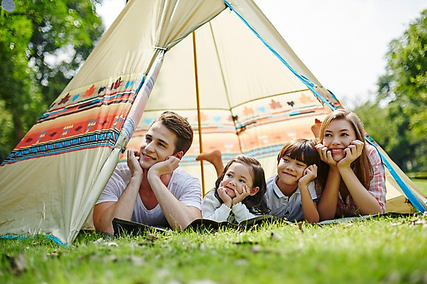 포토 JPG 주간 서양인 외국인 백인 해외기획촬영 응시 공원 여자 남자 딸 아들 어린이 엎드리기 가족 모션 엄마 텐트 2014년태국 미소 사람 잔디 여러명 상반신 성인 야외 앞모습 30대 턱괴기 화목 캠핑 아빠 즐거움 국내포토 자연요소 식물 시선 공공시설 감정 뷰포인트 다수 컨셉 관계 레저 표정 캠핑도구 인종 장년 파일형식