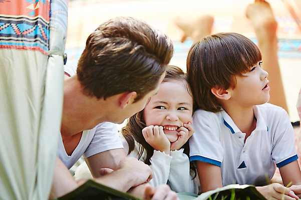 포토 JPG 주간 서양인 외국인 백인 해외기획촬영 응시 공원 여자 남자 딸 아들 어린이 엎드리기 가족 모션 텐트 2014년태국 미소 사람 상반신 성인 야외 앞모습 세명 30대 턱괴기 화목 캠핑 아빠 즐거움 국내포토 자연요소 시선 공공시설 감정 뷰포인트 컨셉 관계 레저 표정 캠핑도구 인종 장년 파일형식